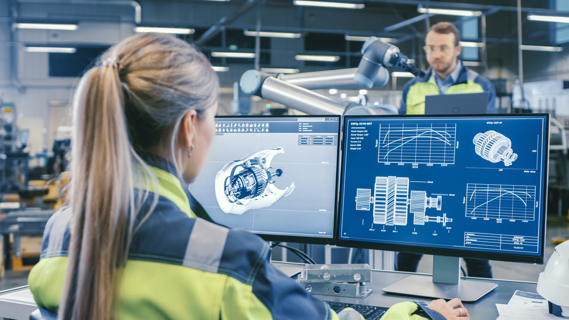 Dienstleistung Service | © Zellweger Management Consultants AG Frau in Fabrik überwacht einen Maschinenprozess | © Zellweger Management Consultants AG