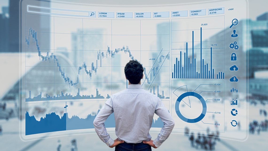 Business Mann steht vor einer grossen Tafel mit Diagrammen und Graphen | © Zellweger Management Consultants AG