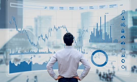Business Mann steht vor einer grossen Tafel mit Diagrammen und Graphen | © Zellweger Management Consultants AG