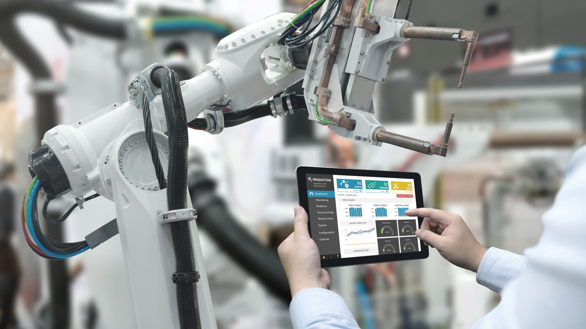digital value chain process | © Zellweger Management Consultants AG Tablet, Maschine und Wartung | © Zellweger Management Consultants AG
