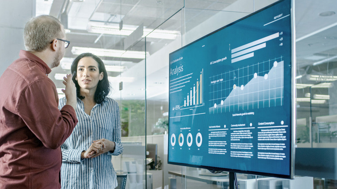 data analytics, digital technology | © Zellweger Management Consultants AG zwei Personen vor einem Monitor mit Graphen und Zahlen | © Zellweger Management Consultants AG
