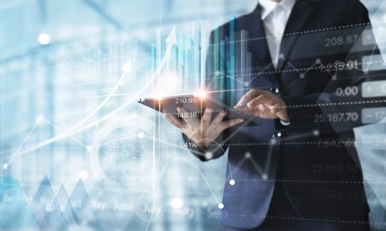 Business Mann mit Tablet | © Zellweger Management Consultants AG
